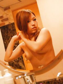 Рыженькая азиатка с хорошей задницей принимает душ и ванную голой - фото