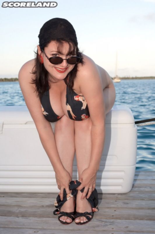 Грудастая красотка Лорна на пирсе раздвигает крепкие ноги и демонстрирует лохматую вагину - фото