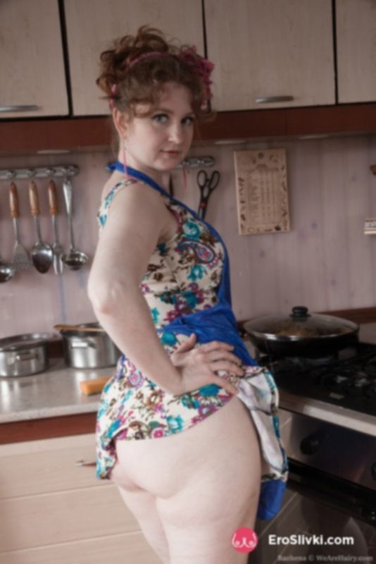 Толстая дамочка бальзаковского возраста Бажена показывает на кухне волосатого бобрика между ног - фото