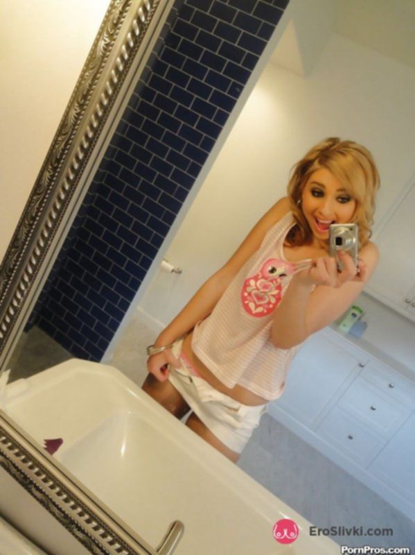 Очаровательная блондинка дома в ванной устроила стриптиз для селфи - фото