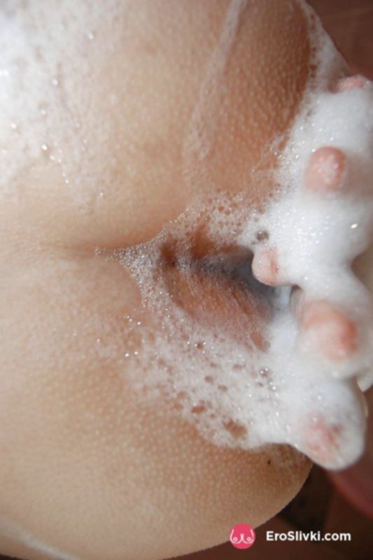 Молодая кореянка под душем ласкает свою волосатую письку - фото