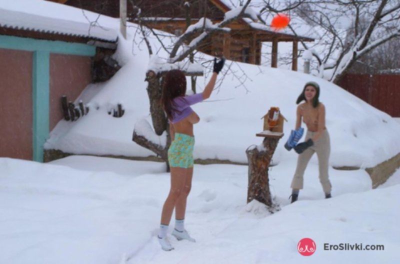 Две русские куколки играют в снежки голышом на улице - фото