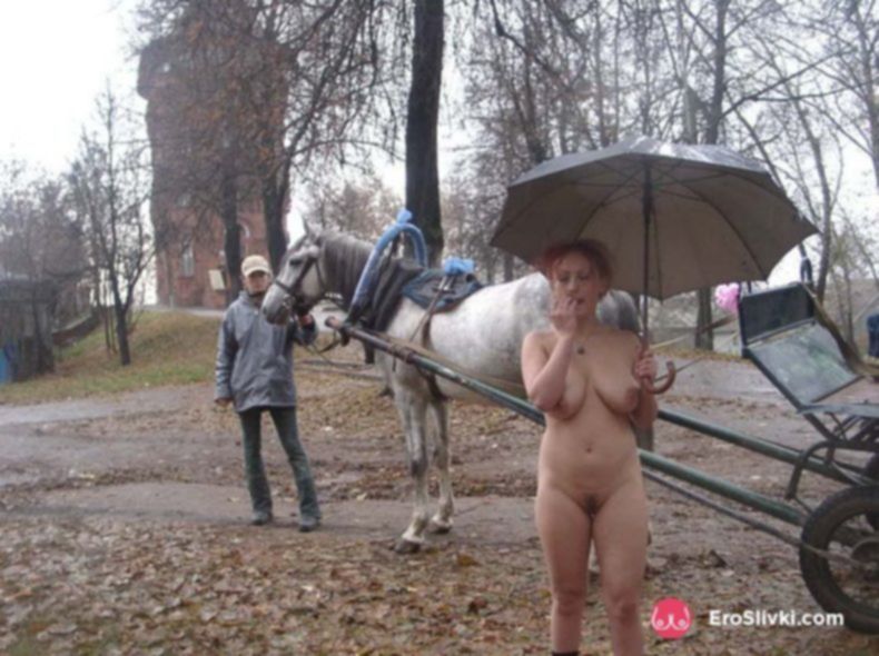 Рыжая эксгибиционистка любит раздеваться публично в русском городке - фото