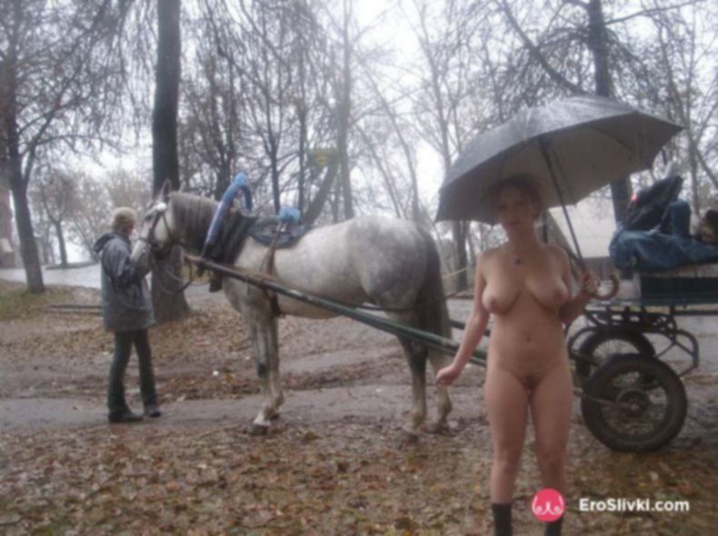 Рыжая эксгибиционистка любит раздеваться публично в русском городке - фото