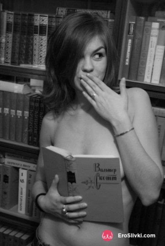 Привлекательная девка в библиотеке оголила свои роскошные дойки - фото