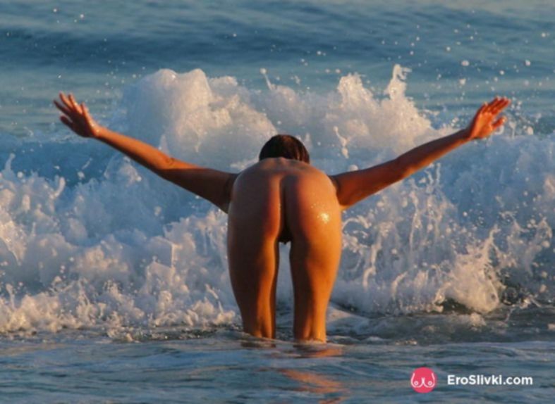 Сексуальная блондинка голенькой играется на пляже - фото