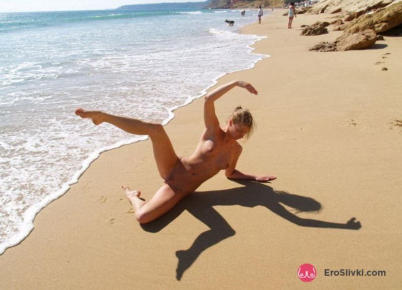 Сексуальная блондинка голенькой играется на пляже - фото