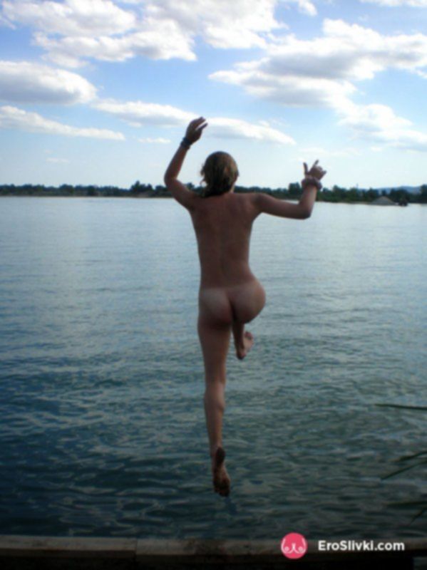 Смазливая русская блондинка купается в речке голышом - фото