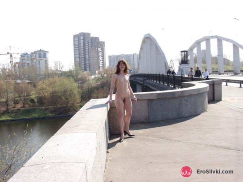 Русская брюнетка без комплексов позирует голой на мосту - фото