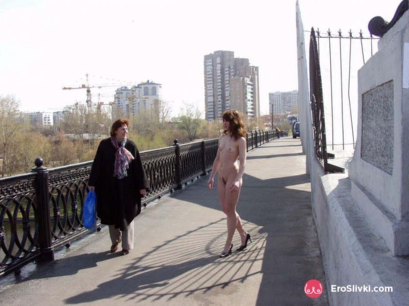 Русская брюнетка без комплексов позирует голой на мосту - фото