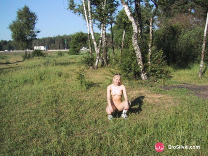 Русская блондинка гуляет по лесу голышом и позирует на фото - фото